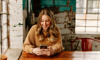 Touriste en voyage qui consulte son téléphone