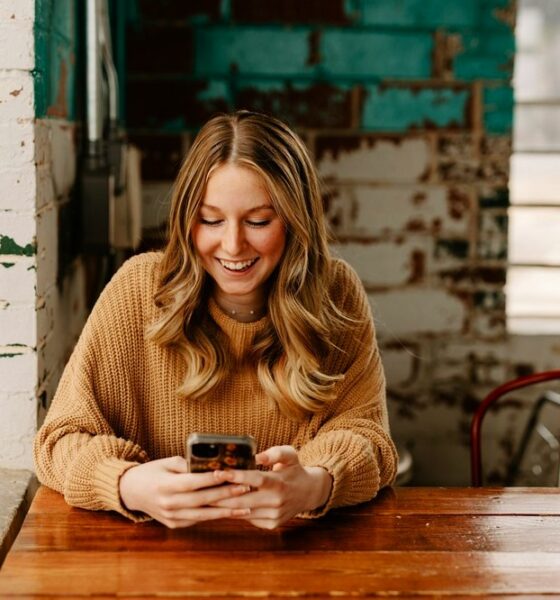Touriste en voyage qui consulte son téléphone