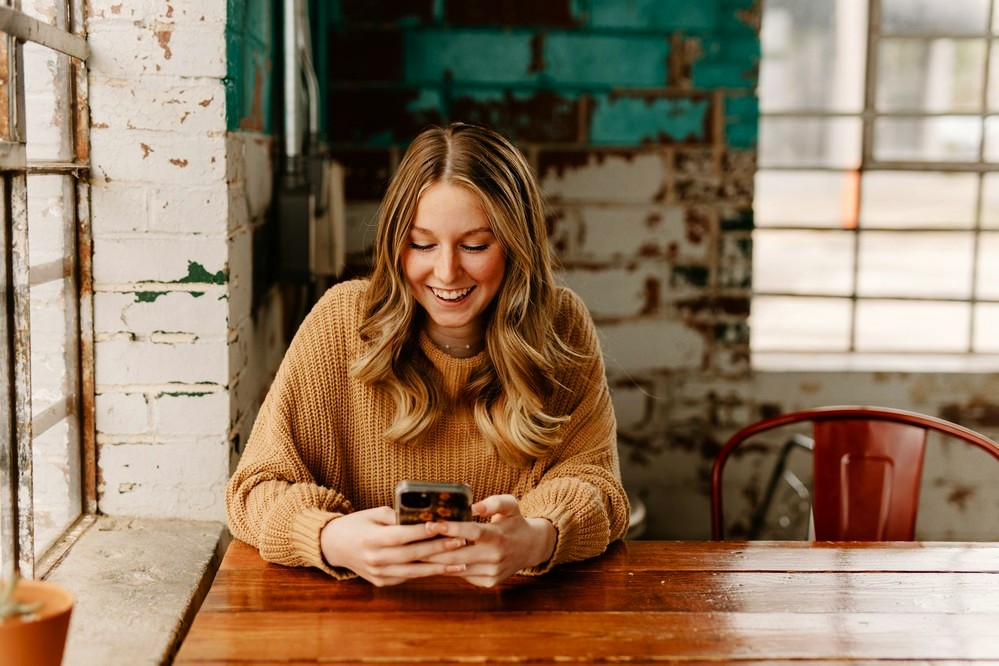 Touriste en voyage qui consulte son téléphone