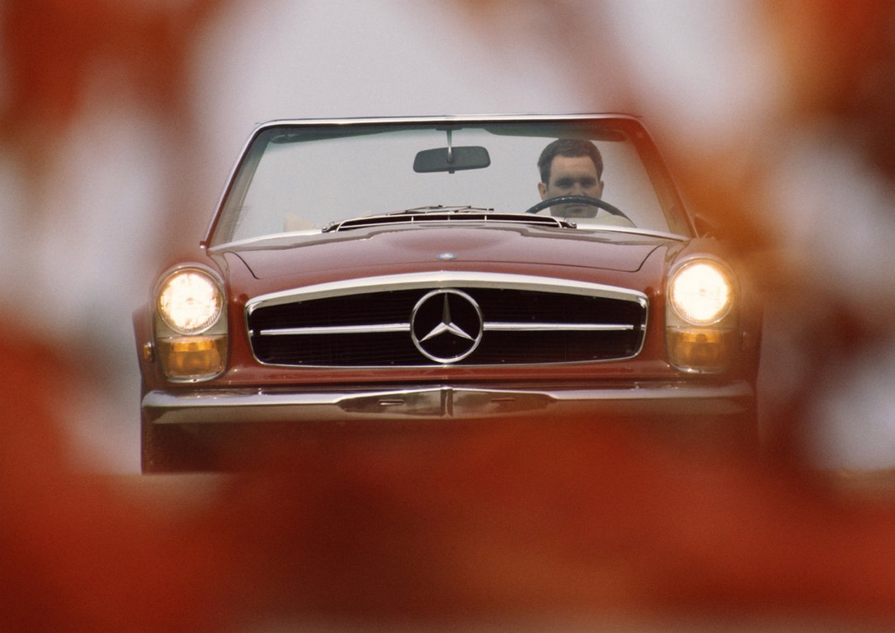 Mercedes Benz 230 SL Roadster de 1963 couleur bordeaux
