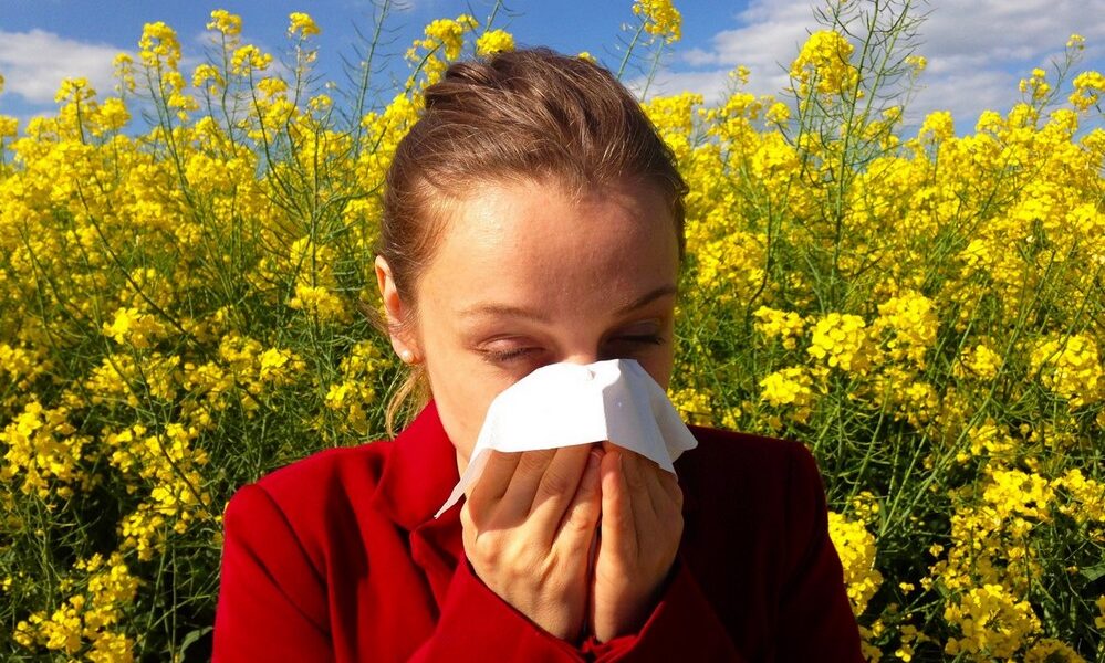 Femme qui est allergique au pollen