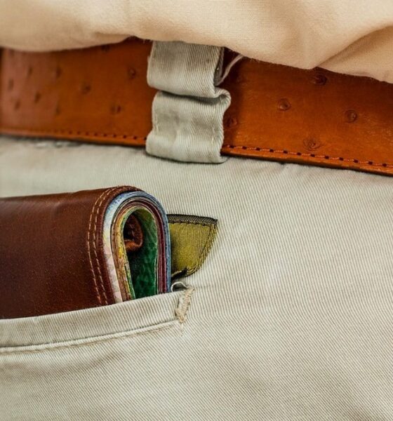 Portefeuille homme plié dans la poche arrière d'un pantalon chino
