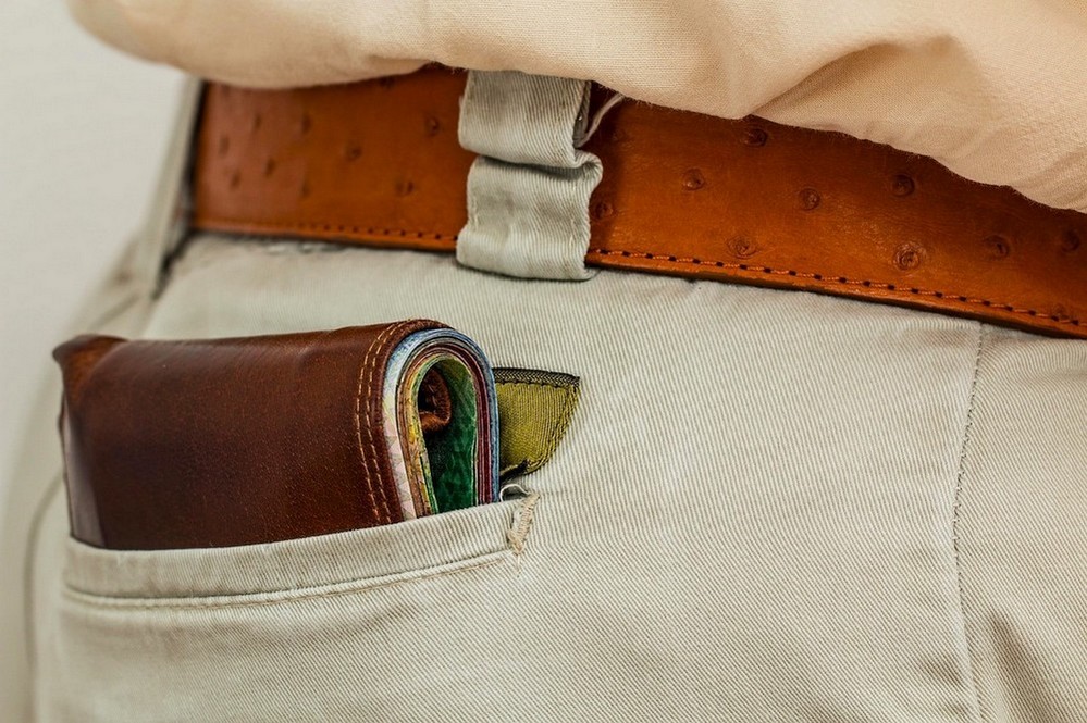 Portefeuille homme plié dans la poche arrière d'un pantalon chino
