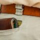 Portefeuille homme dans la poche intérieur d'un pantalon chino