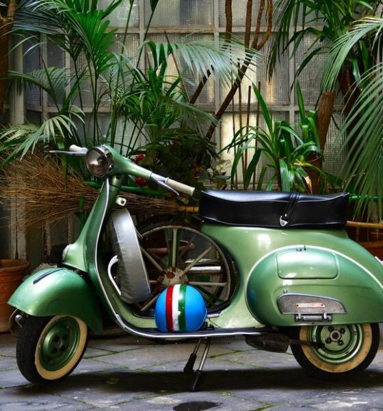 Scooter vert et vintage Vespa