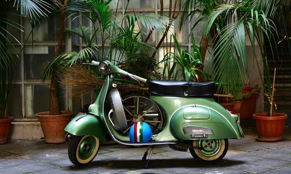 Scooter vert et vintage Vespa