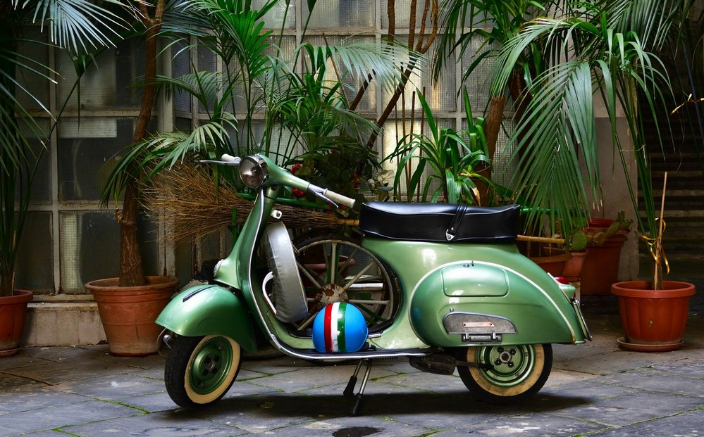 Scooter vert et vintage Vespa