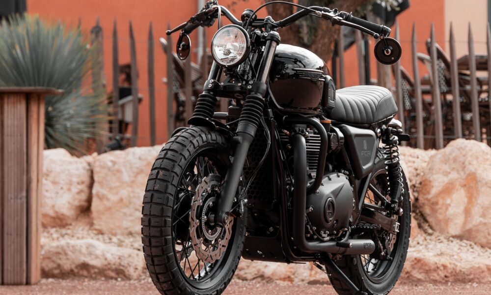 Triumph Bonneville T120 Black Classic transformée par l'atelier FCR ORIGINAL