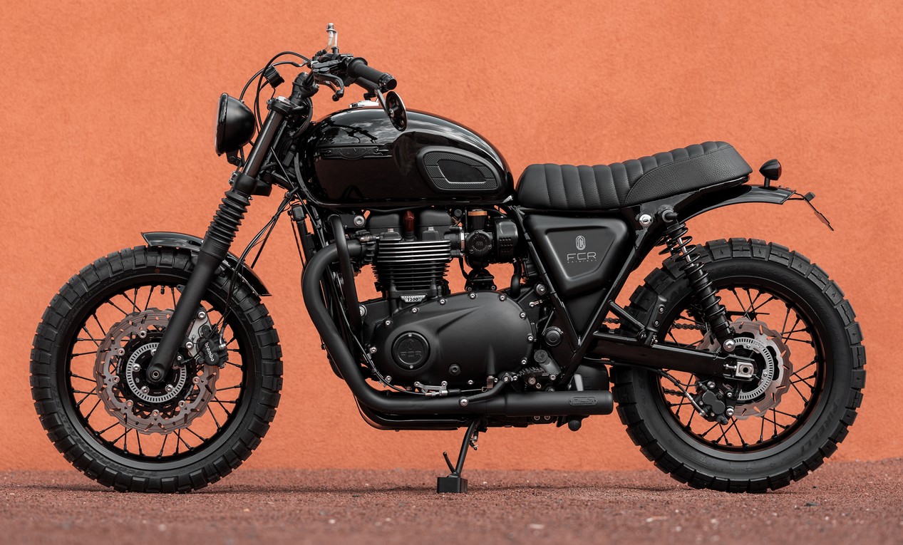 Triumph Black Classic T120 préparée par l'atelier FCR ORIGINAL dans une présentation ALL BLACK