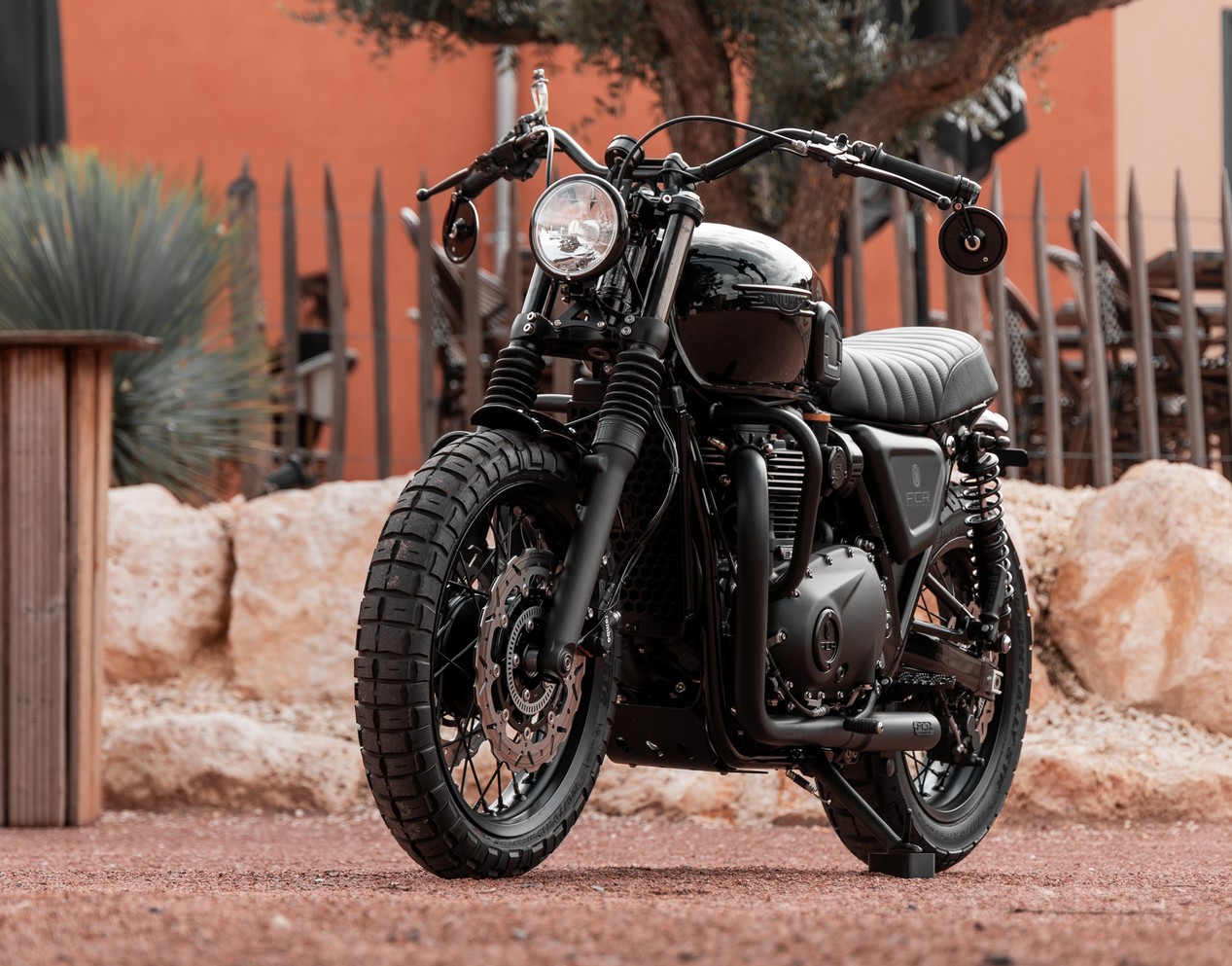 Triumph Bonneville T120 Black Classic transformée par l'atelier FCR ORIGINAL