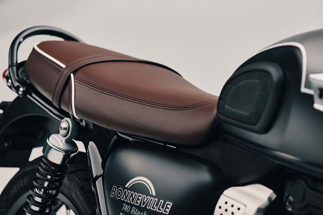 triumph bonneville t 40 2027 details 4