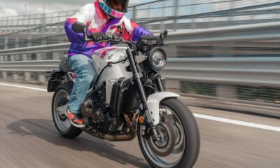 Yamaha XSR 900 modèle 2027 nouveau coloris rose et blanc