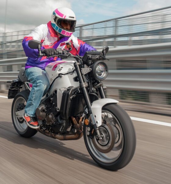 Yamaha XSR 900 modèle 2027 nouveau coloris rose et blanc