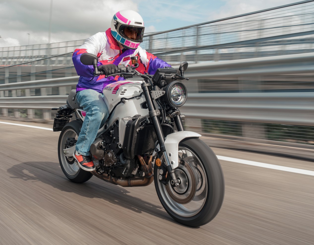 Yamaha XSR 900 modèle 2027 nouveau coloris rose et blanc