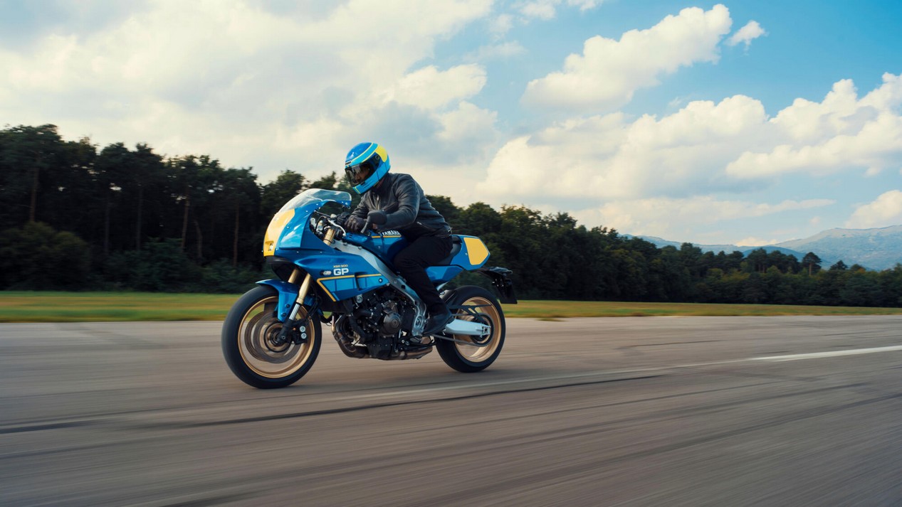 Nouvelle moto Yamaha XSR 900 GP 2027 coloris Legend Blue