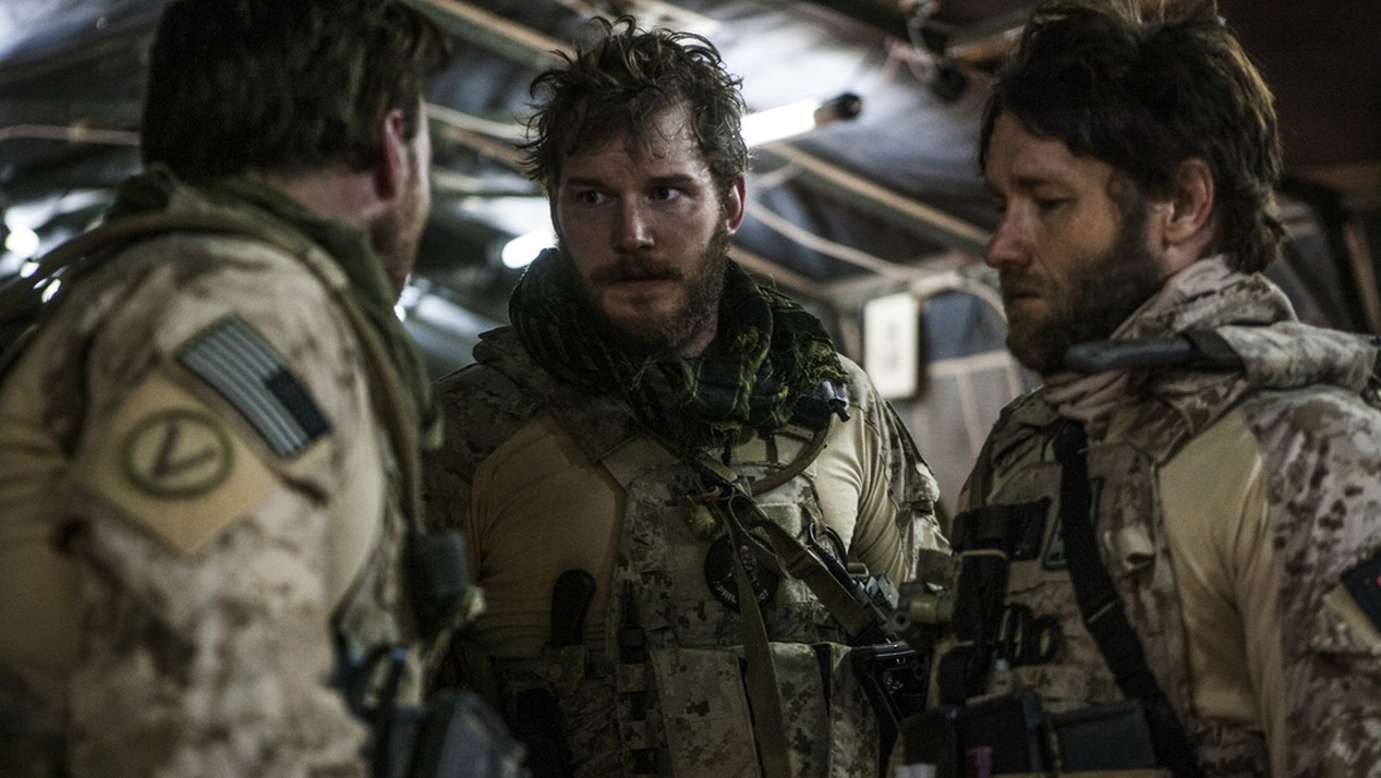Chris Pratt (au centre) et Joel Edgerton (à droite) jouent le rôle des six soldats dans le film ZERO DARK THIRTY