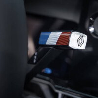 4 E-Tech Electrique intérieur : commande bleu/blanc/rouge avec logo Renault 2328087457